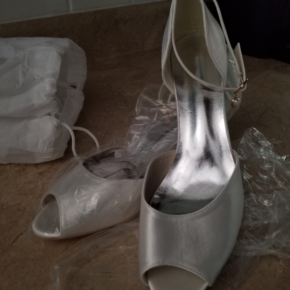 Wedding shoes: Ivory